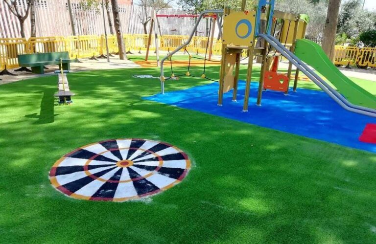 Trabajo césped residencial parque infantil