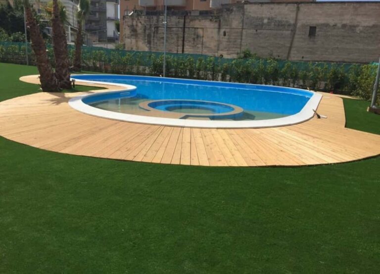 Cesped residencial piscina con tablas de madera