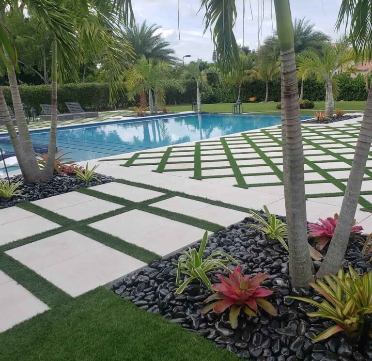 cesped piscina con adoquines