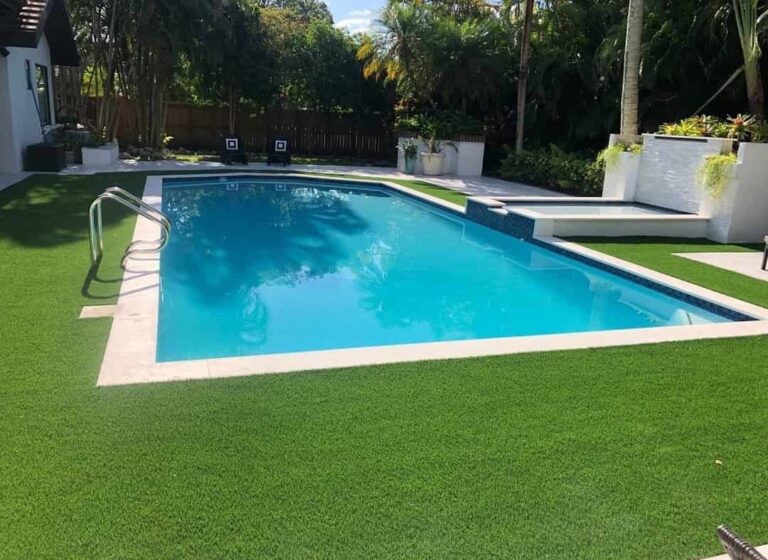 cesped piscina exterior