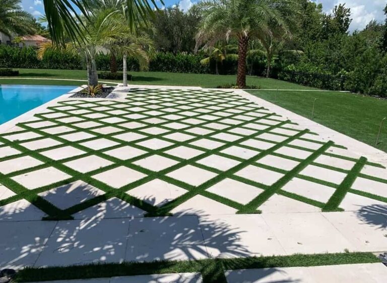 cesped piscina adoquines y palmeras