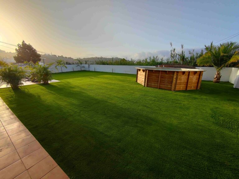 cesped piscina atardecer