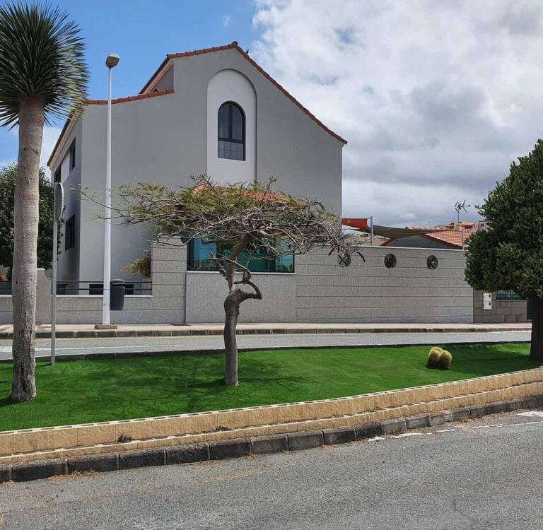 Trabajos de césped residencial vías públicas